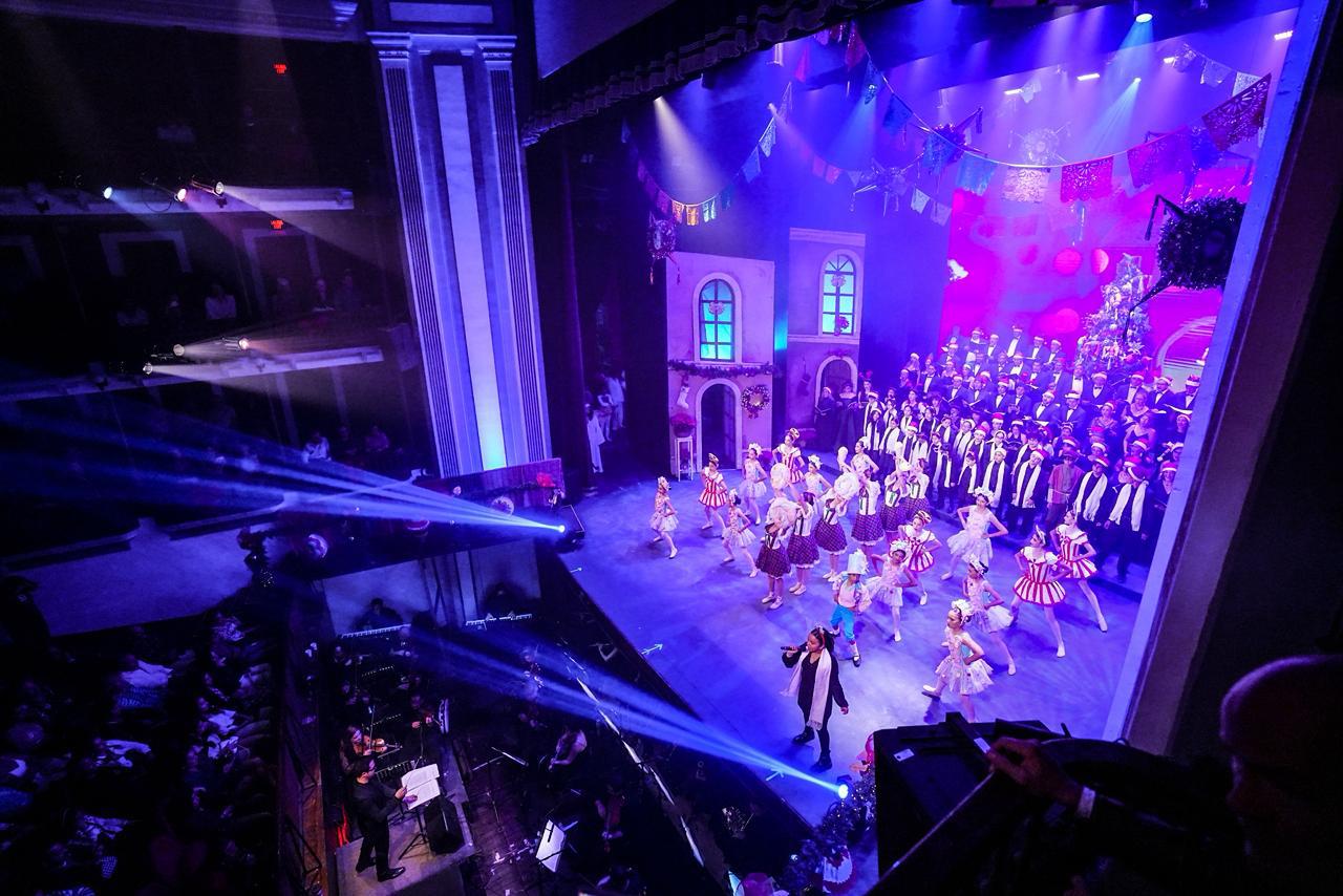 $!El programa musical transitó por clásicos navideños.