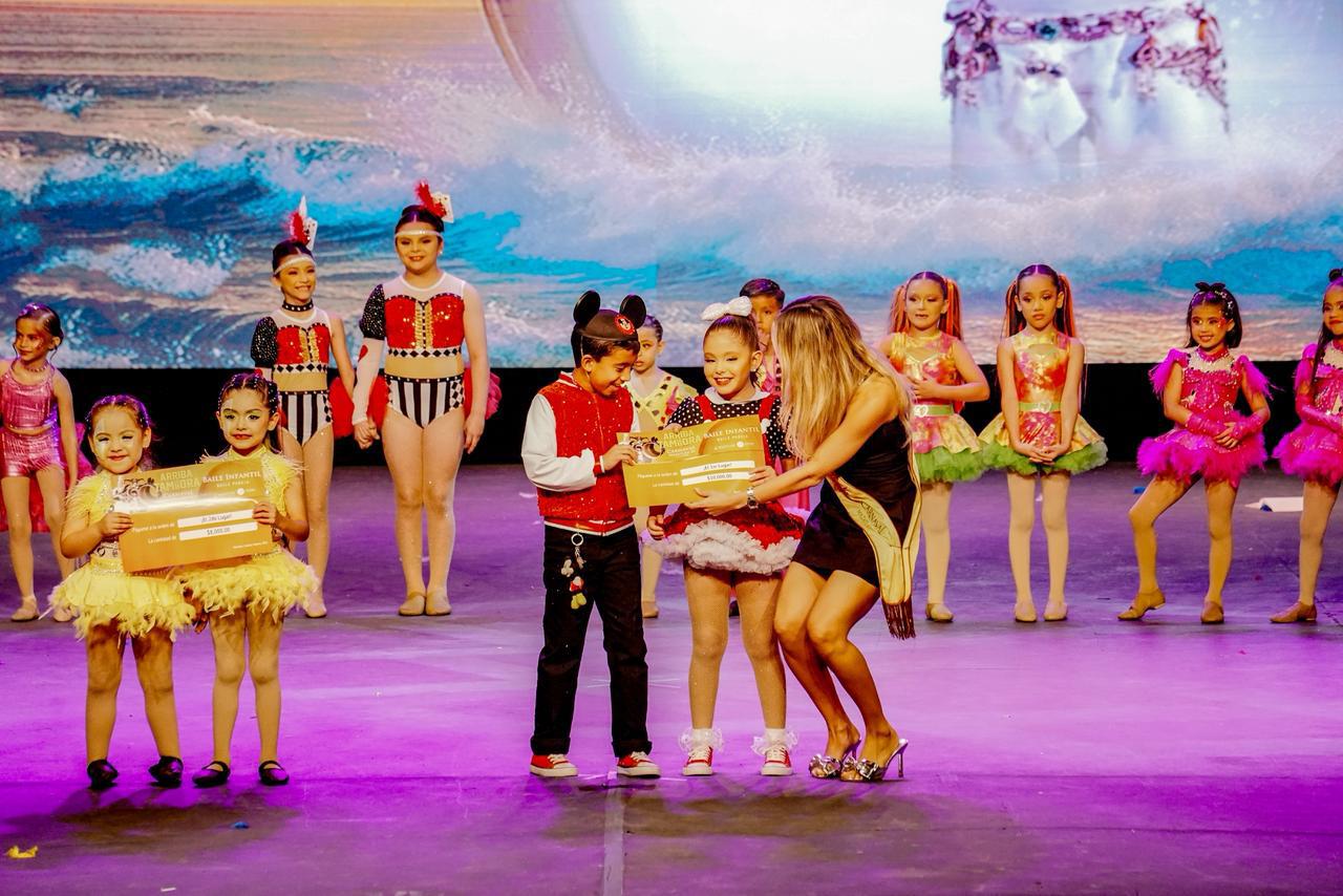 $!“Club de Mickey Mouse” de Begsu, se llevó el primer lugar en Baile en Pareja, deslumbrando al público con coreografía y sincronía, aquí reciben su premio de manos de Ivanna Matamoros, Reina de Juegos Florales del Carnaval 2022.