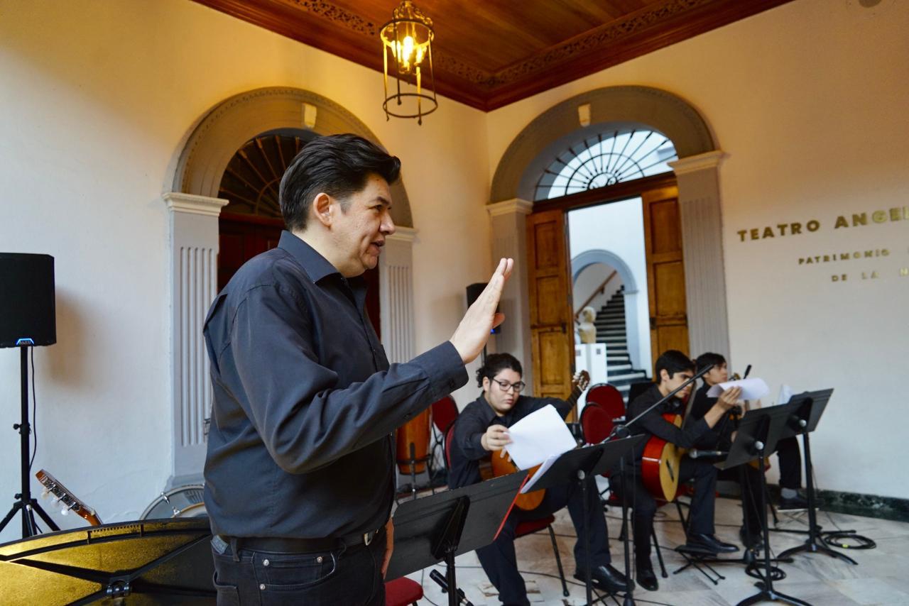 $!La velada inició con la precisión del Ensamble de Guitarra Clásica.