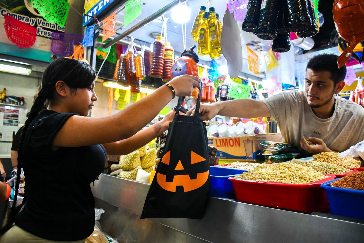 $!Pequeños vampiros, brujas y superhéroes piden Halloween en Culiacán