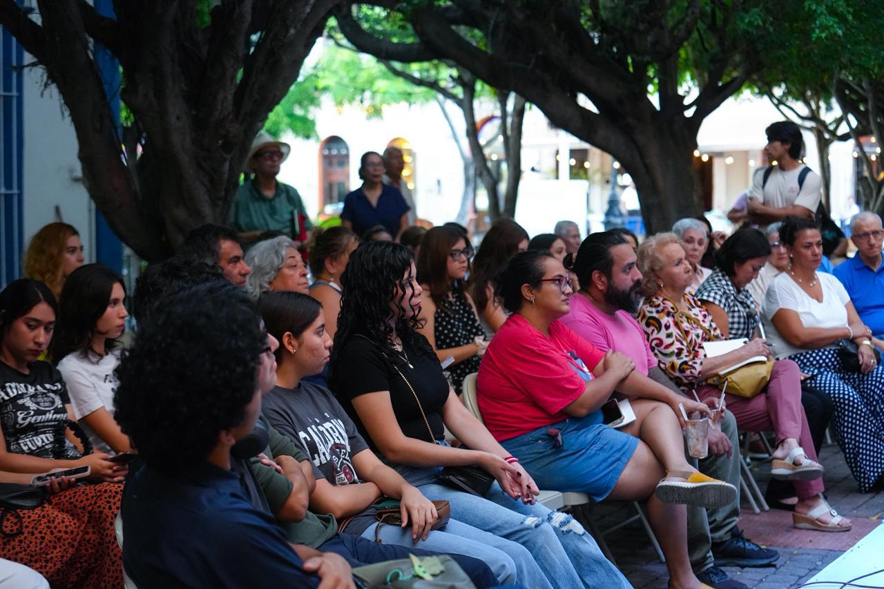 $!El público estuvo atento al relato del amante al arte culinario.