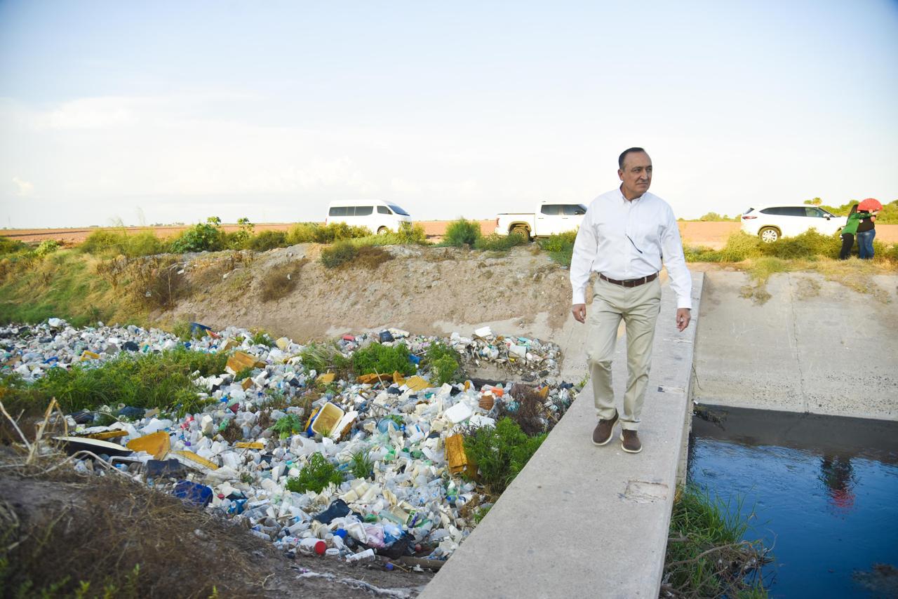 $!Desechos de basura forman ‘megatapón’ en el dren Mochicahui, en Ahome; buscarán a los responsables