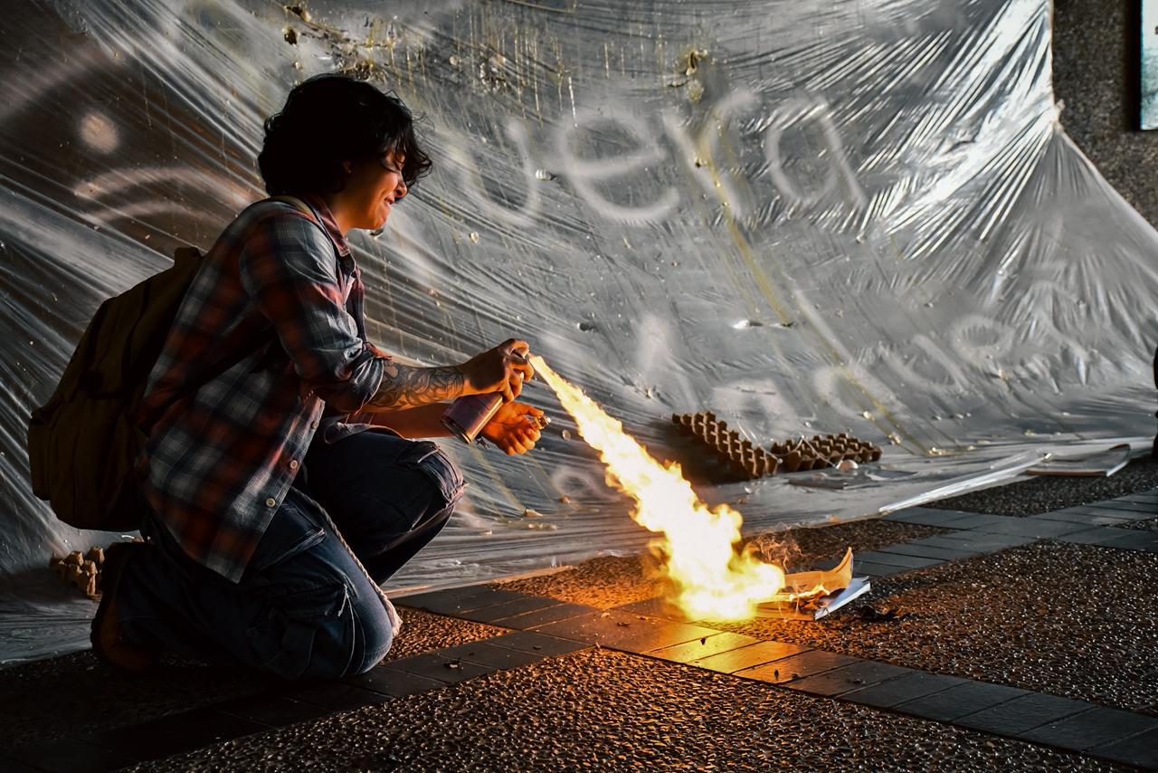 $!Revientan huevos y queman libros en Palacio de Gobierno durante protesta contra la reingeniería de la UAS