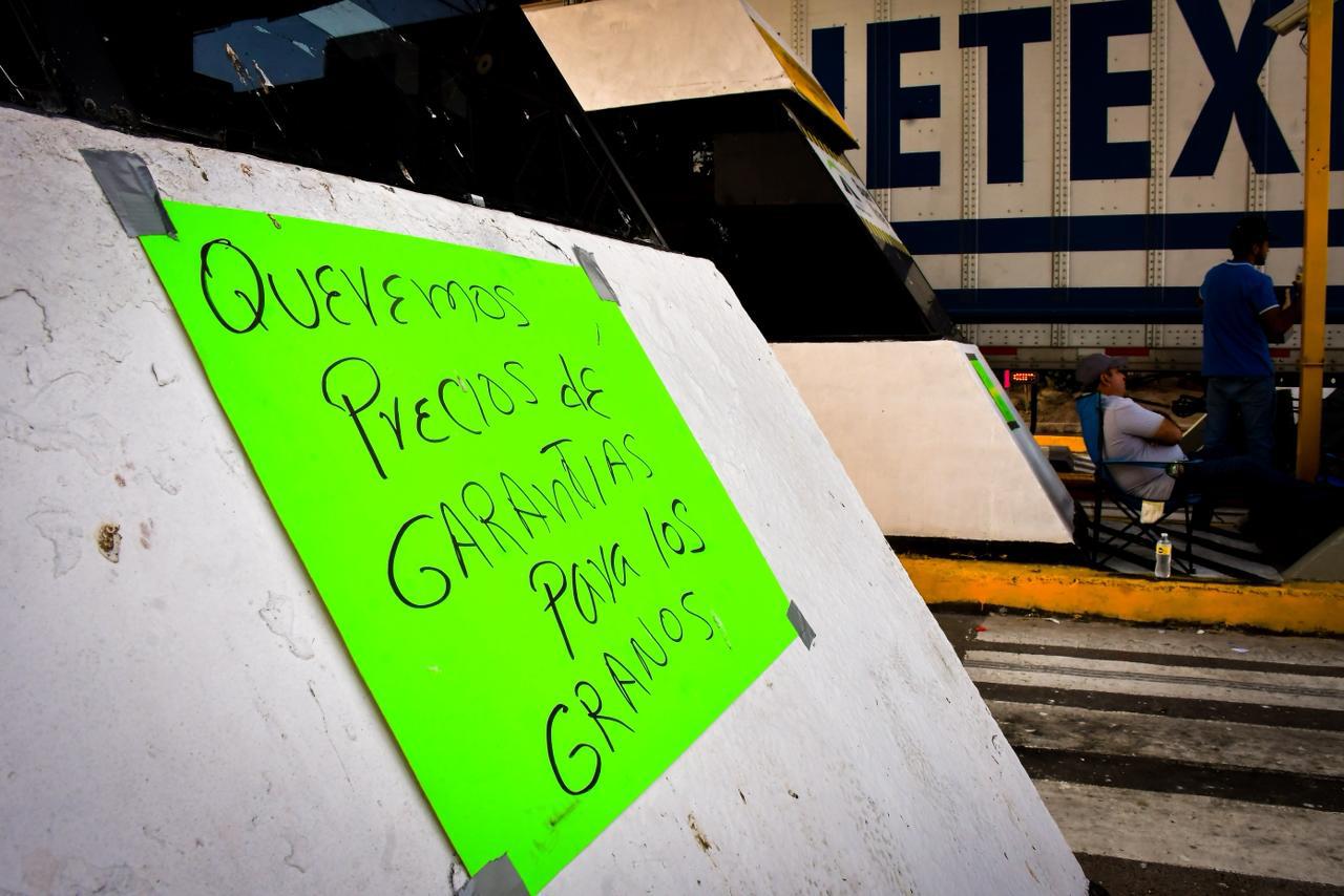 $!Liberan bloqueo agrícola en la caseta de Costa Rica y dejan paso libre; esperan resultados de la reunión federal