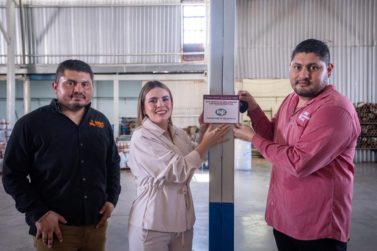 $!Alcaldesa de Culiacán otorga distintivo Nafin a empresa dedicada a la fabricación de bolsas impresas