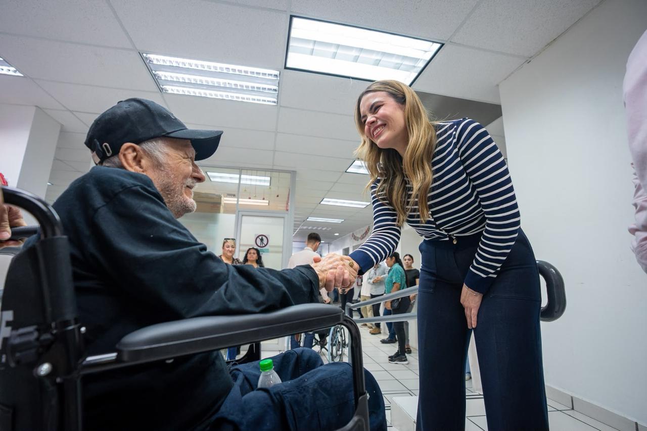 $!Alcaldesa de Culiacán, Ana Miriam Ramos Villarreal, encabeza entrega sillas de ruedas