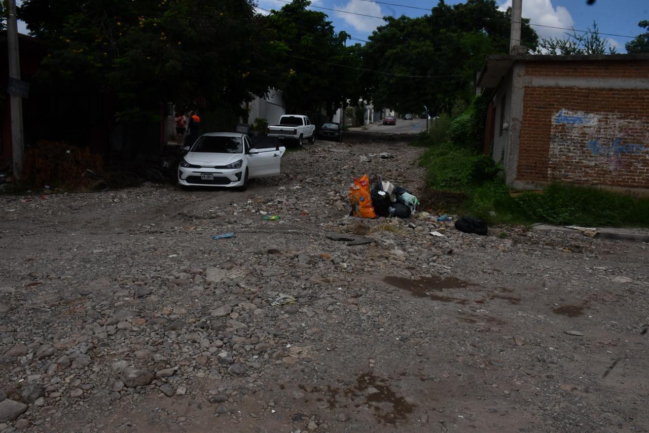 $!En Culiacán, a cinco días de inundaciones deslaves ocupan calles; Ayuntamiento ya atiende, garantiza PC Municipal