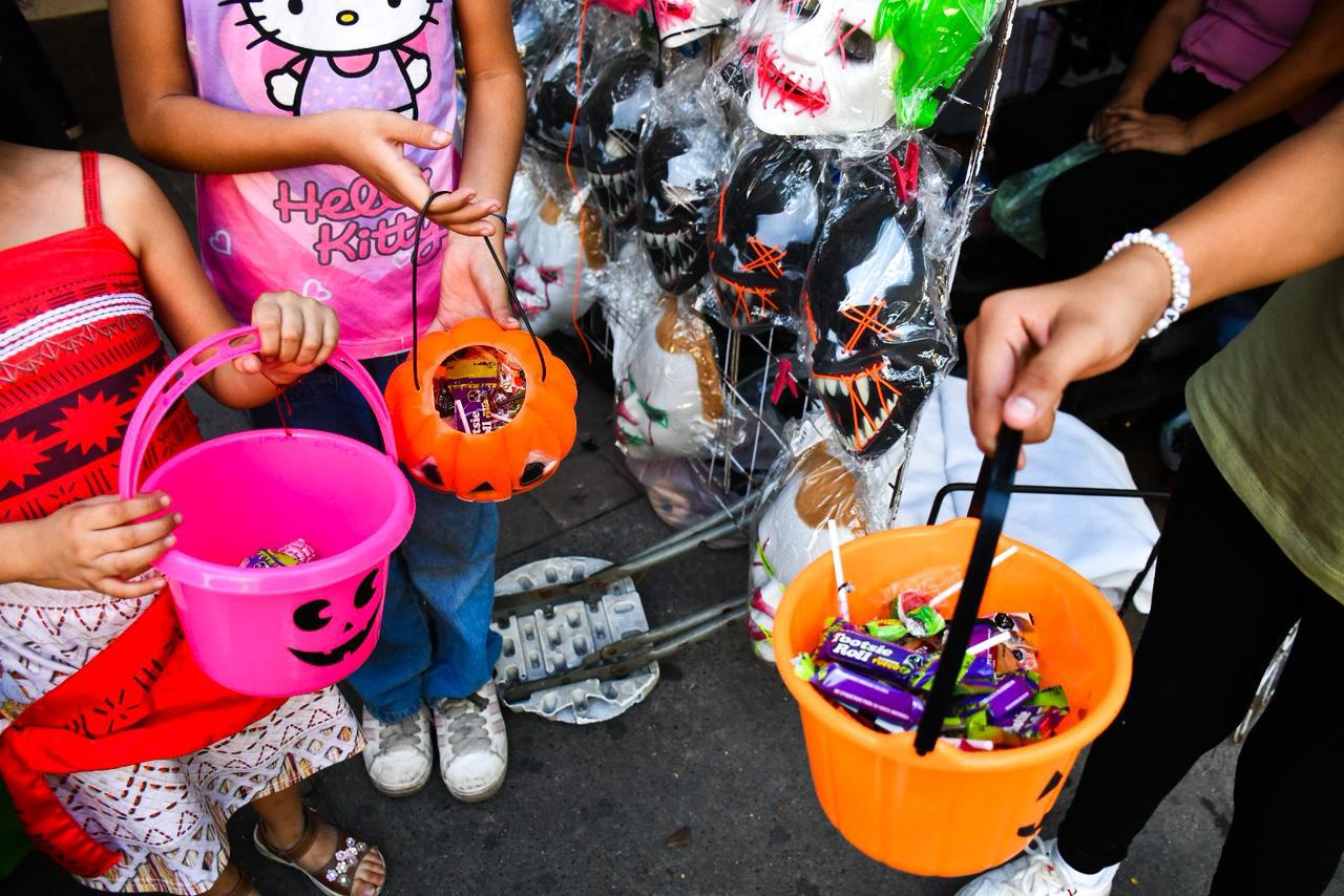 $!Pequeños vampiros, brujas y superhéroes piden Halloween en Culiacán