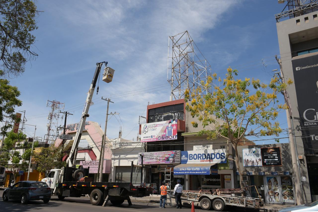 $!Por riesgo de desplome, retira Gobierno de Culiacán dos espectaculares del Centro