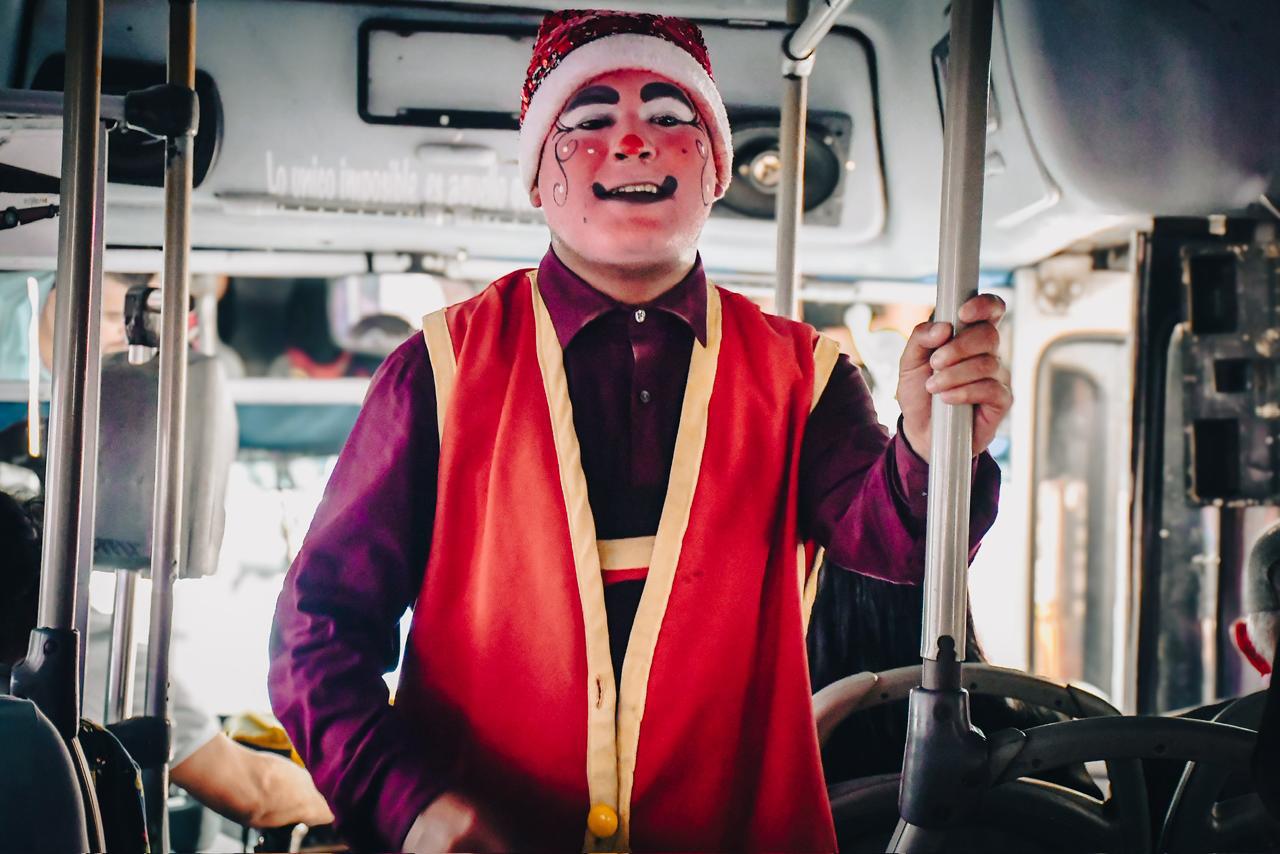 $!‘Corbatita’, el payaso que lleva sonrisas a los camiones de Culiacán