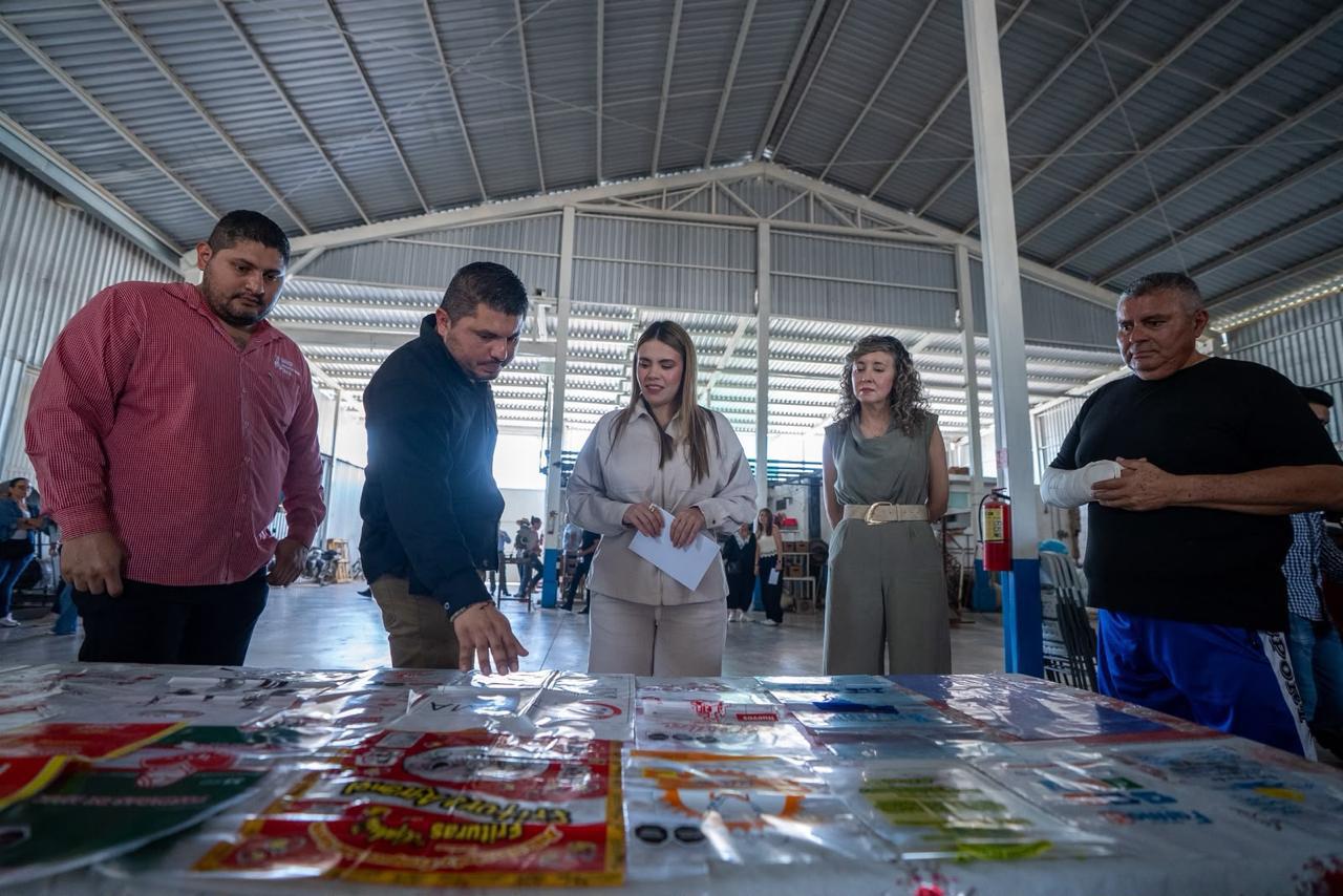 $!Alcaldesa de Culiacán otorga distintivo Nafin a empresa dedicada a la fabricación de bolsas impresas