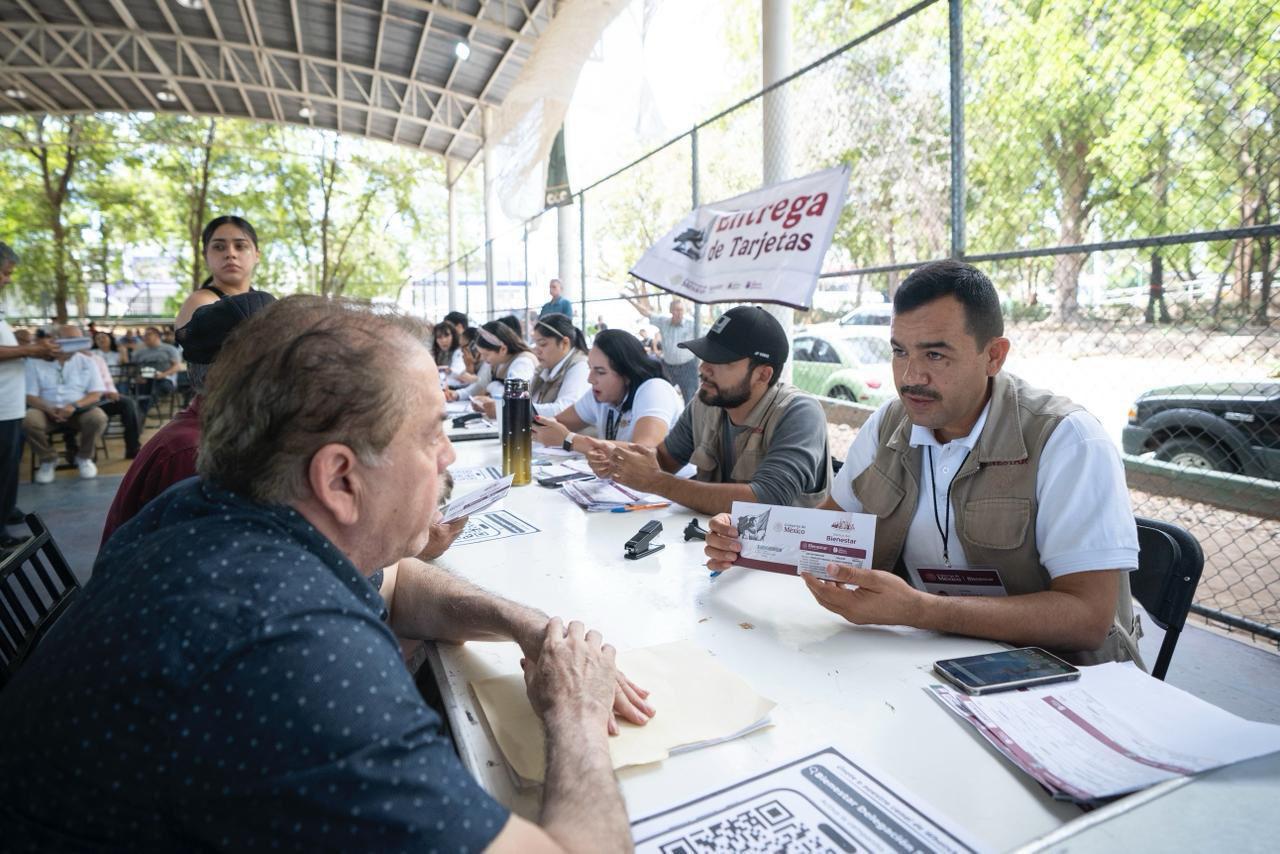 $!Entregan en Culiacán tarjetas de Bienestar; recibirán 6 mil 400 pesos en mayo