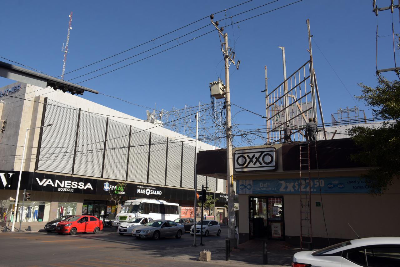 $!Por riesgo de desplome, retira Gobierno de Culiacán dos espectaculares del Centro