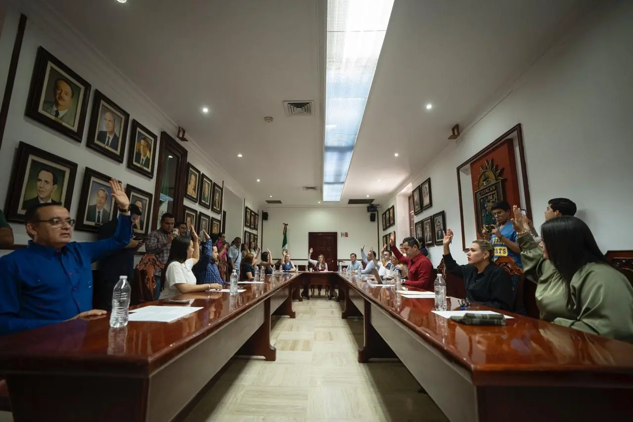 $!Renueva Cabildo de Culiacán comisiones y autoriza baja de 50 vehículos chatarra