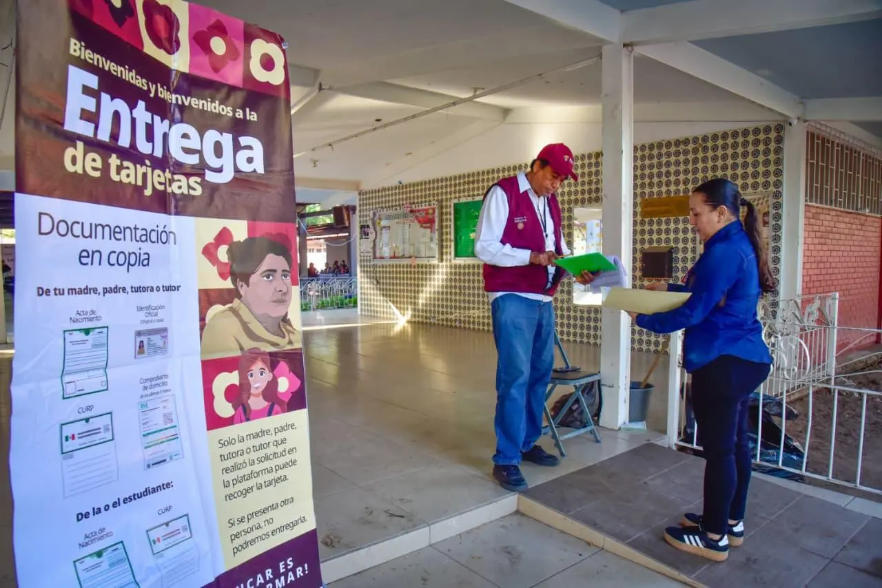 $!Avanza dispersión de la Beca Rita Cetina; entregan tarjetas a alumnos de la secundaria IMA en Los Mochis