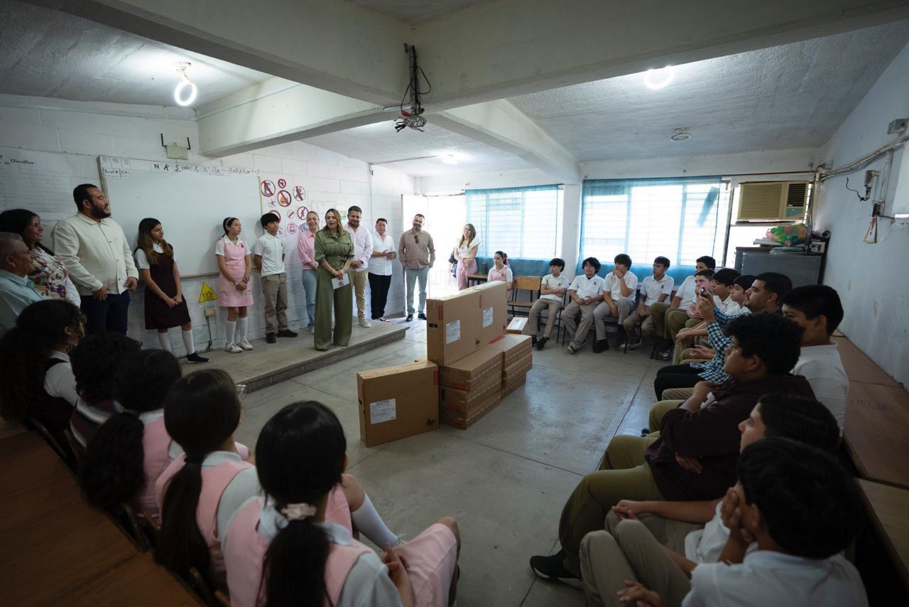 $!Gobierno de Culiacán entrega equipo de cómputo a Secundaria General 5