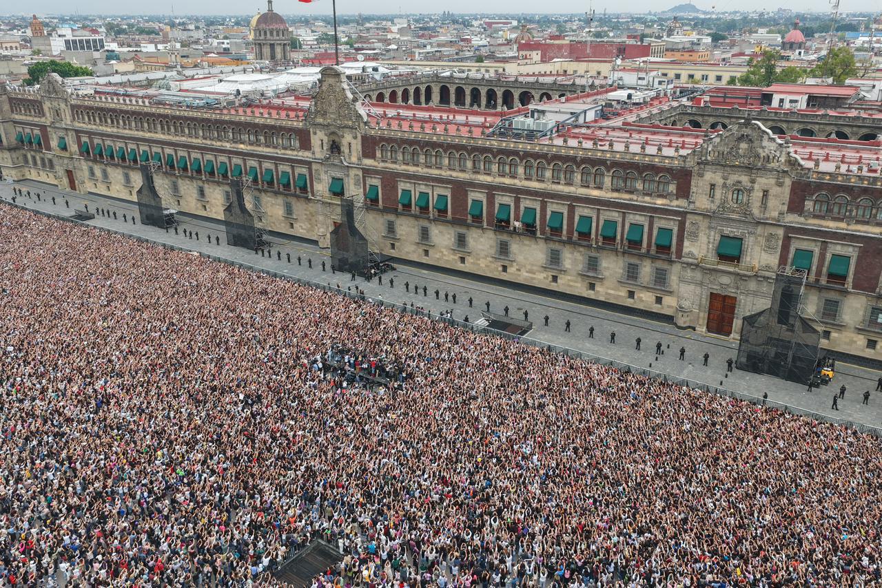 $!Más de 50 mil fans de BTS se congregaron en el Zócalo de la Ciudad de México para saludarlos.
