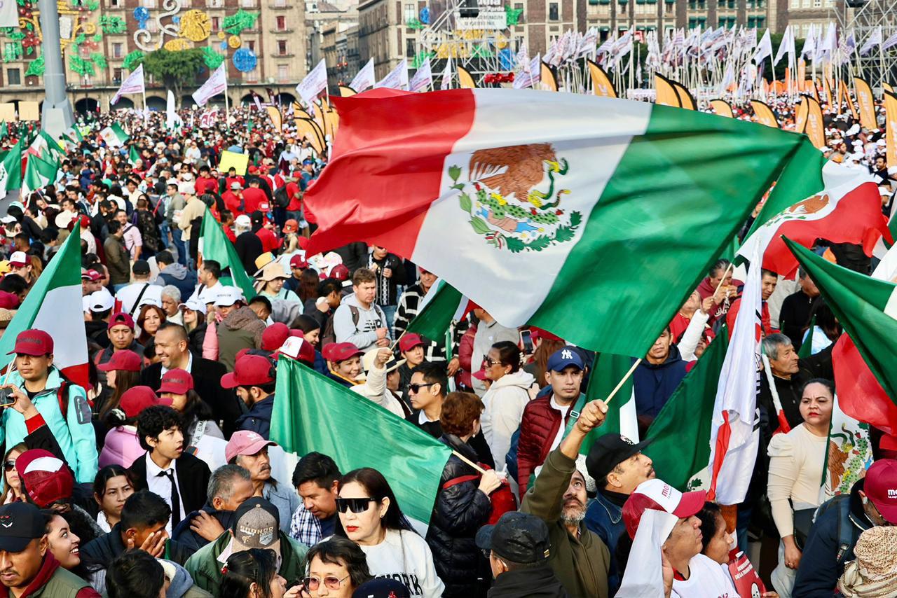 $!El Zócalo se llena desde temprano previo al mensaje de Sheinbaum por los siete años de la 4T