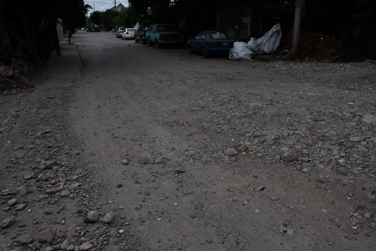 $!En Culiacán, a cinco días de inundaciones deslaves ocupan calles; Ayuntamiento ya atiende, garantiza PC Municipal