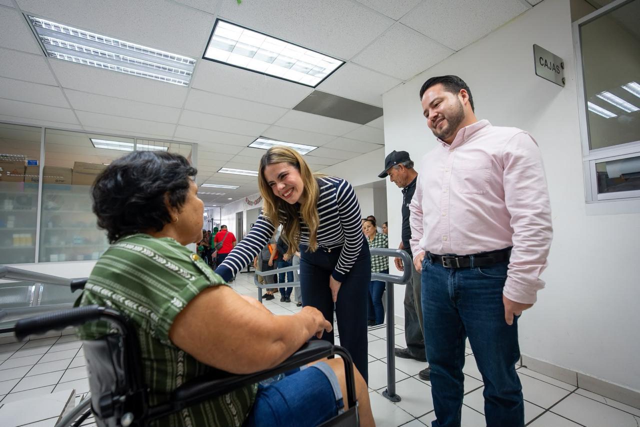 $!Alcaldesa de Culiacán, Ana Miriam Ramos Villarreal, encabeza entrega sillas de ruedas