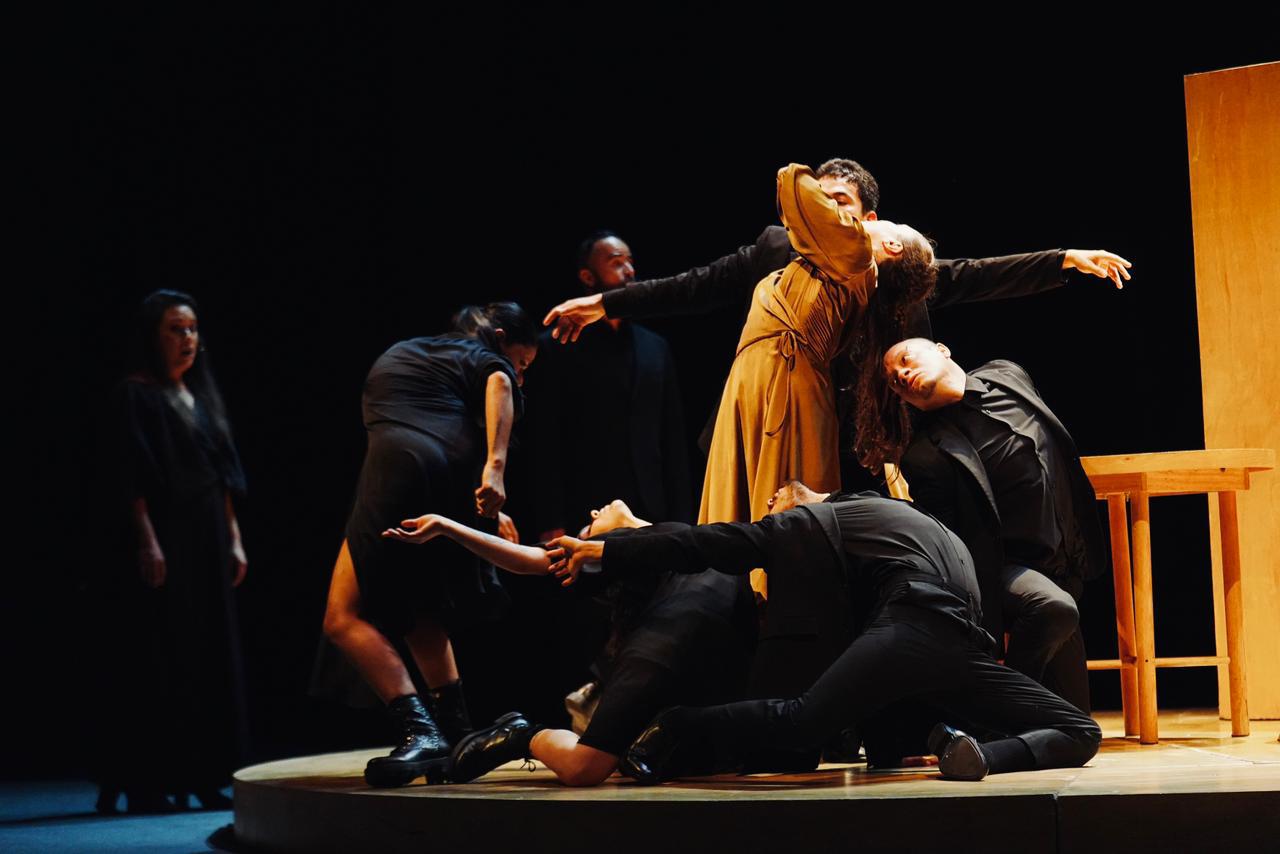 $!El escenario del Teatro Ángela Peralta se transformó en un lienzo de geometría móvil y lirismo visual con la presentación de la obra “Noyollo Opus 52”.