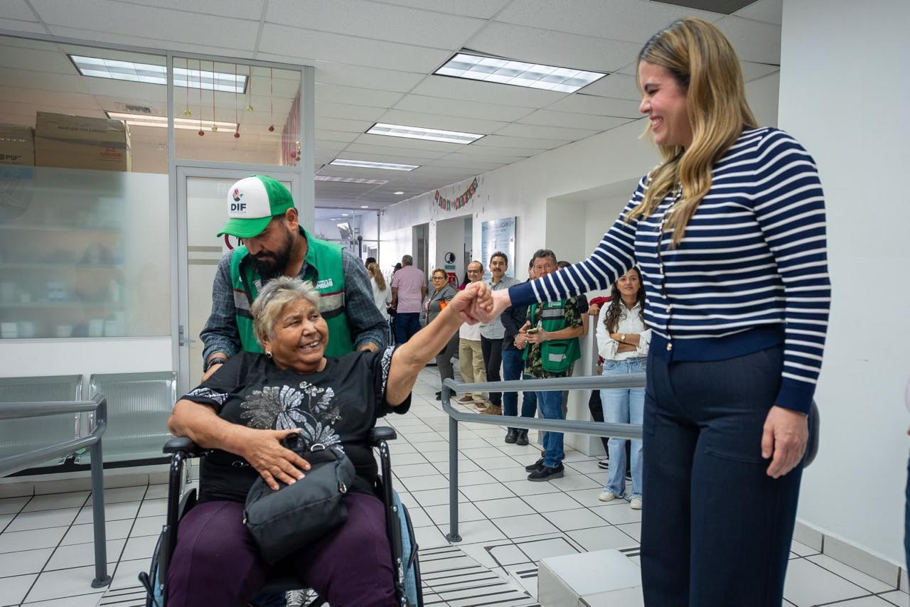 $!Alcaldesa de Culiacán, Ana Miriam Ramos Villarreal, encabeza entrega sillas de ruedas
