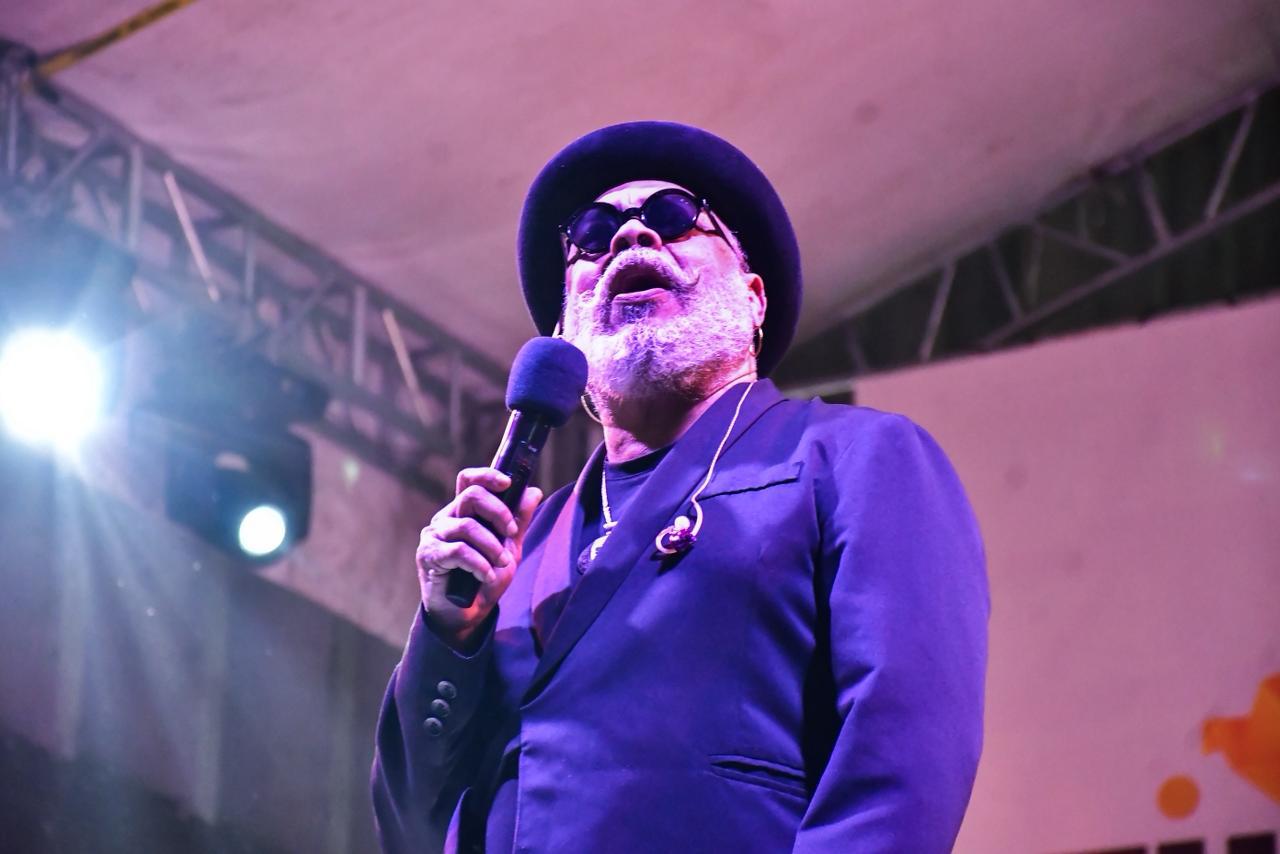 $!El cantautor daba una breve semblanza de cada tema que interpretaba.