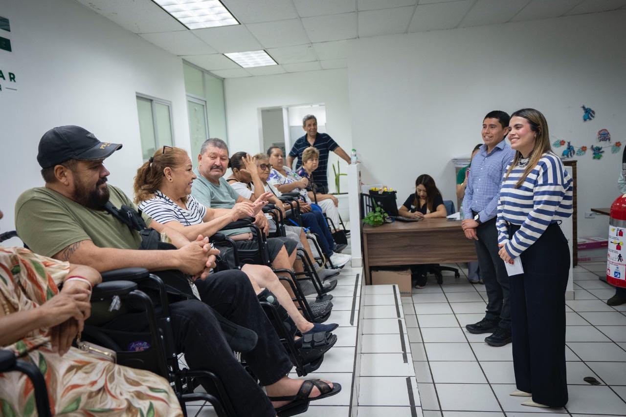 $!Gobierno de Culiacán entrega sillas de ruedas a personas adultas