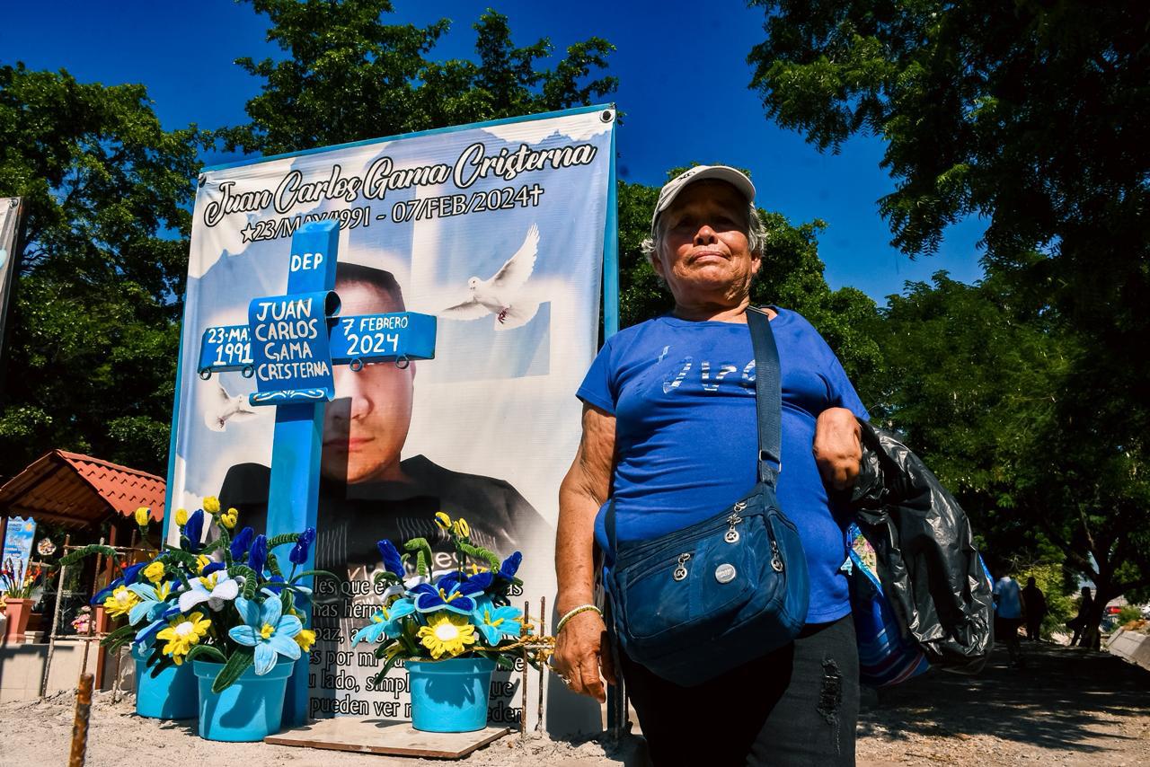 $!A veces no creo que esté muerto: María Guadalupe recorre a pie el camino hacia la tumba de su hijo Juan Carlos