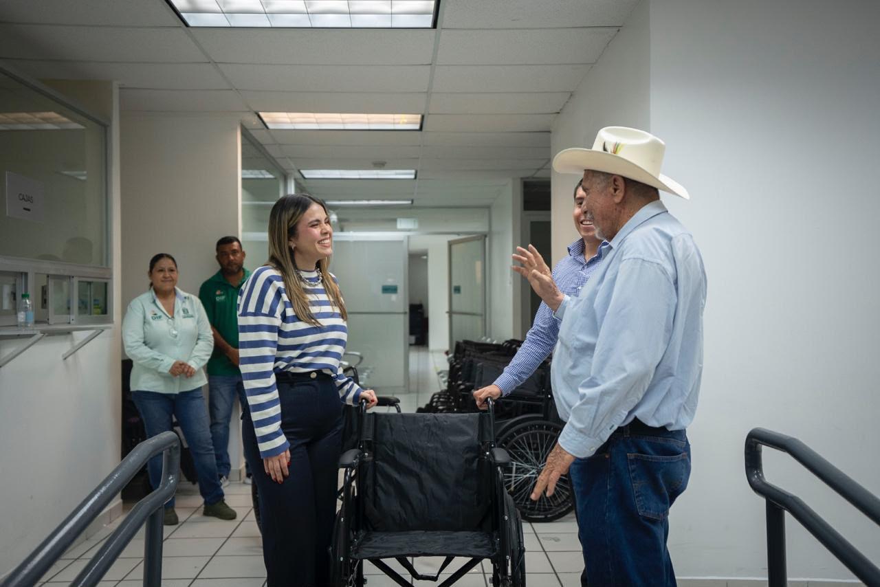 $!Gobierno de Culiacán entrega sillas de ruedas a personas adultas