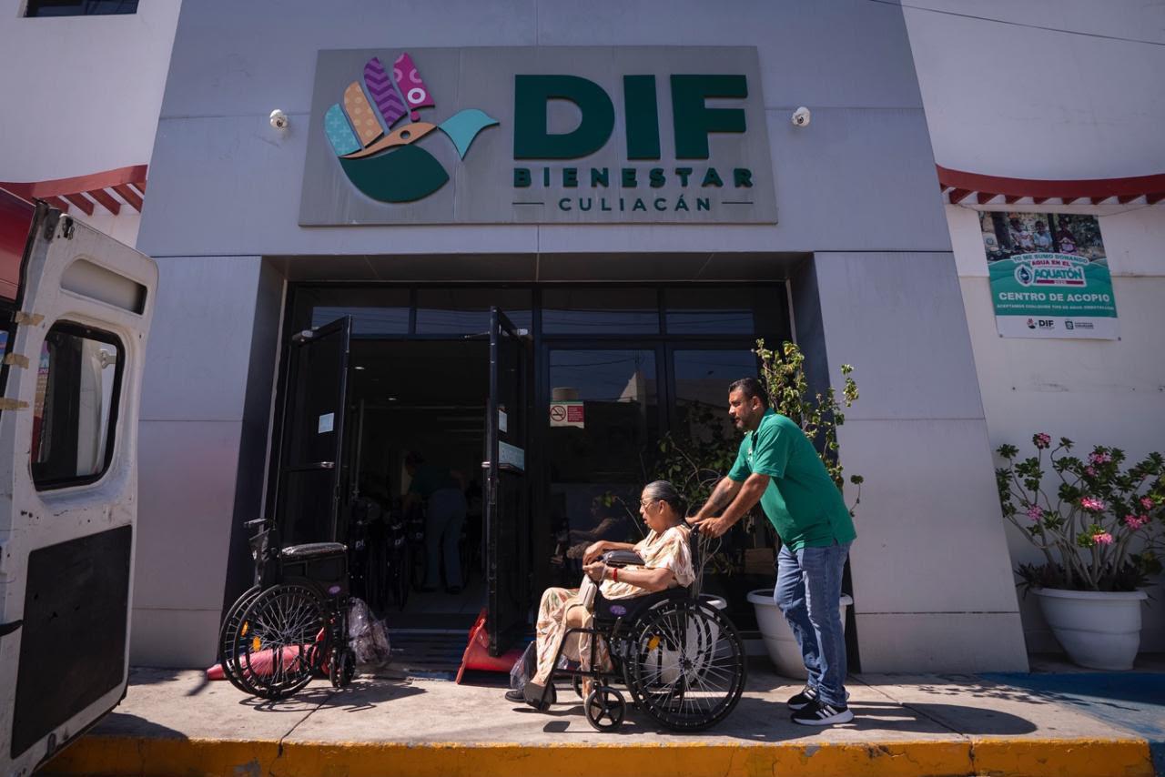 $!Gobierno de Culiacán entrega sillas de ruedas a personas adultas