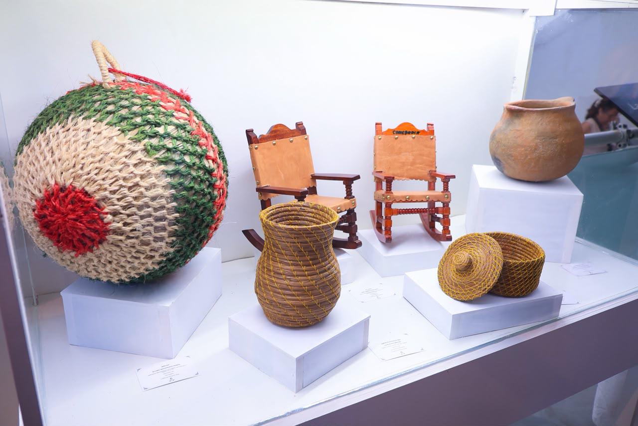 $!Cestos, poltronas y vasijas de barro son creaciones de los artesanos sinaloenses.