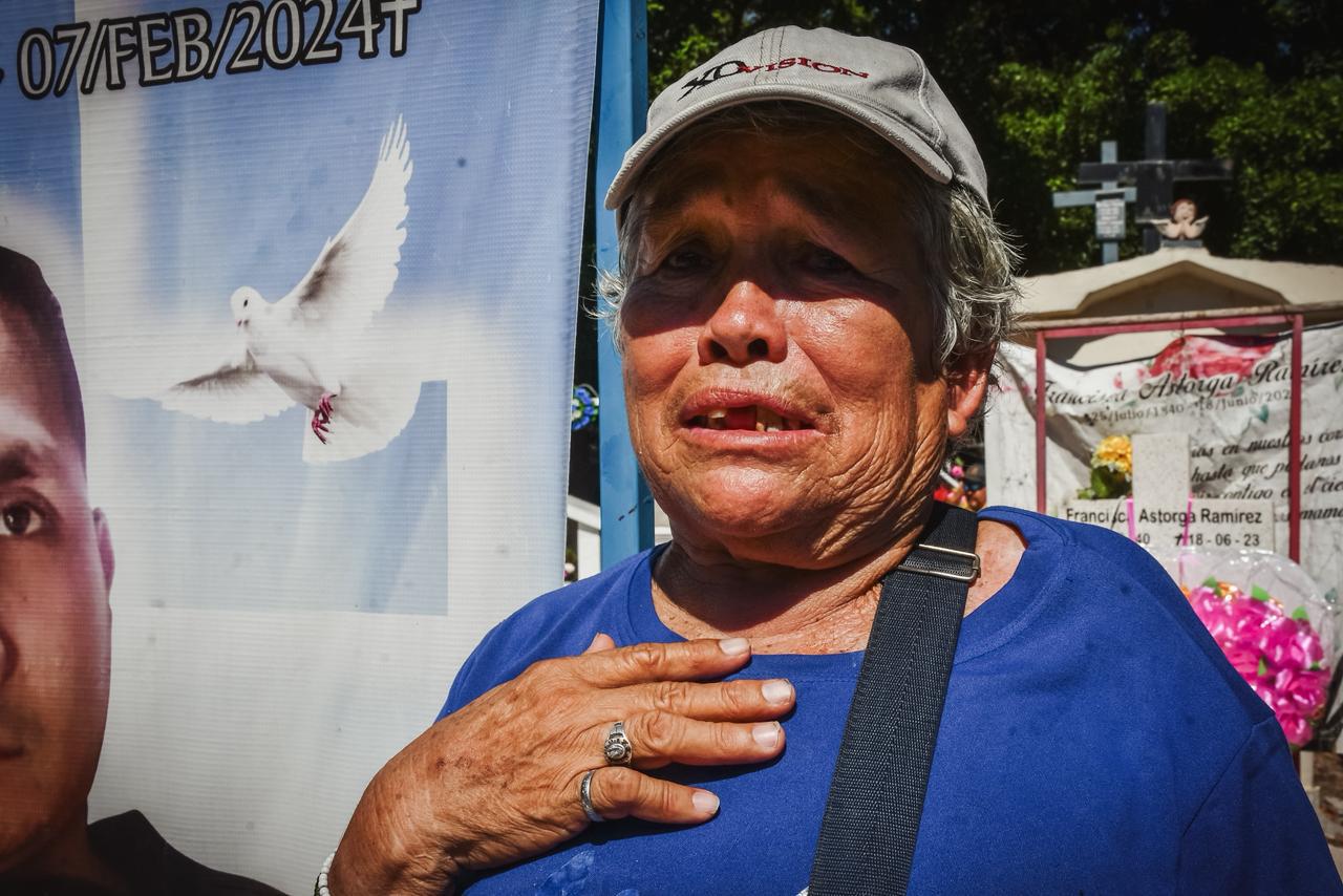 $!A veces no creo que esté muerto: María Guadalupe recorre a pie el camino hacia la tumba de su hijo Juan Carlos