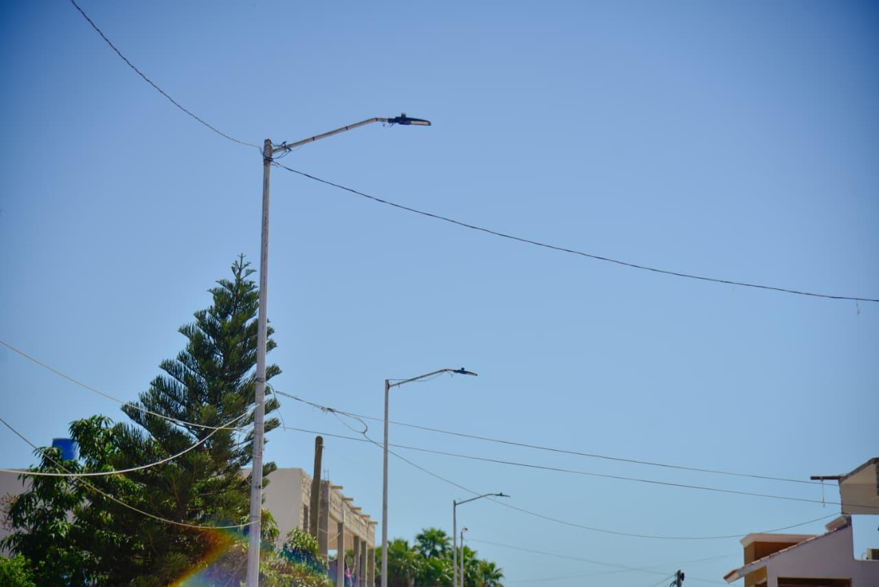 $!Instalan 400 luminarias en 16 colonias y comunidades de Ahome