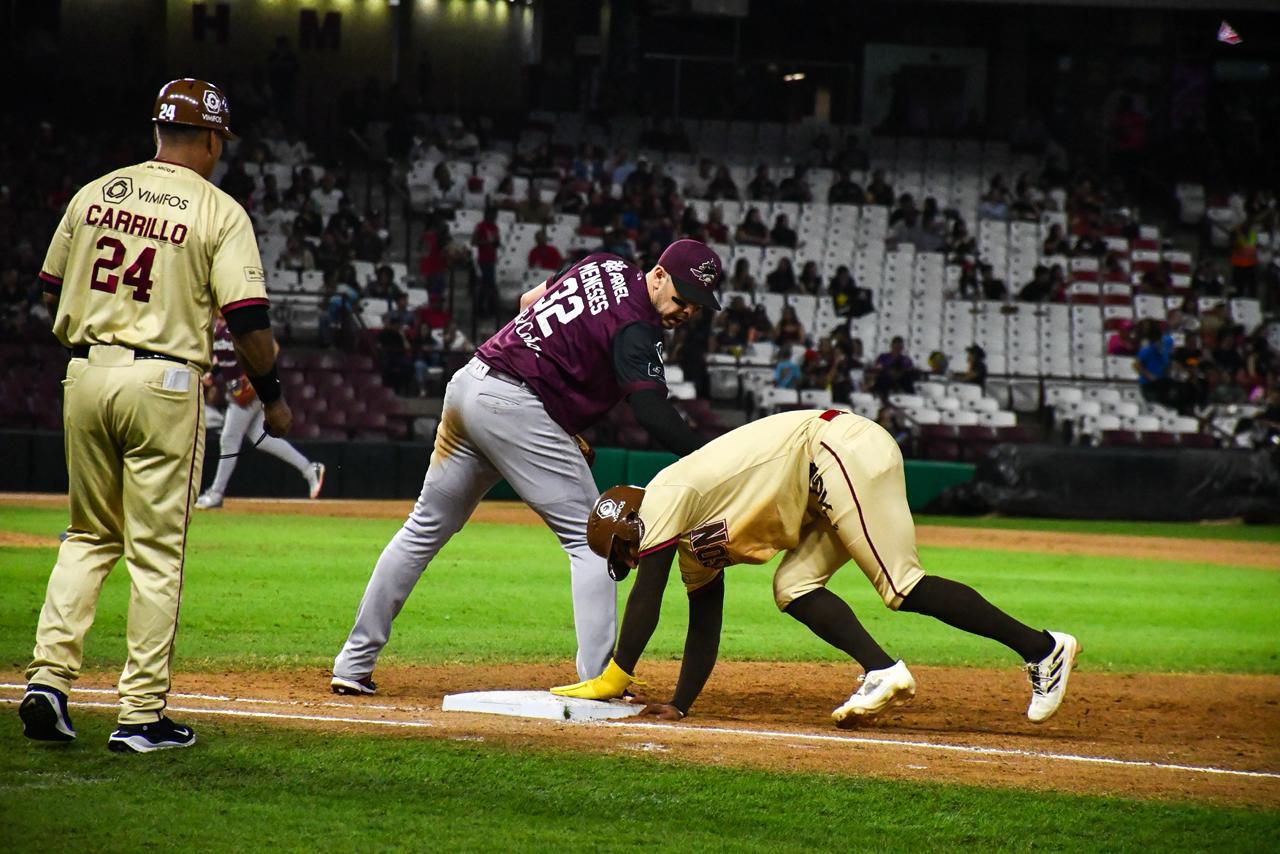 $!Tomateros de Culiacán evita la barrida ante Tucson