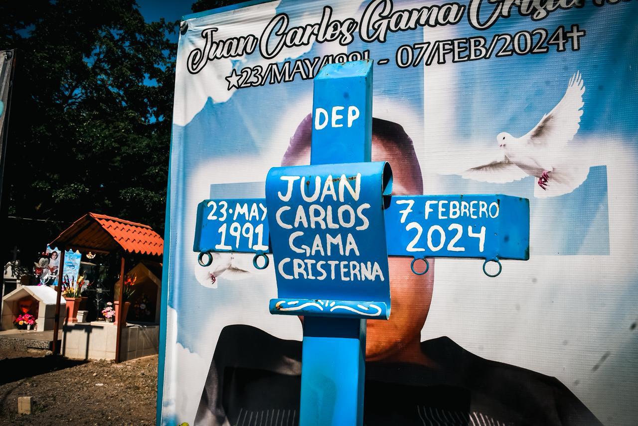 $!A veces no creo que esté muerto: María Guadalupe recorre a pie el camino hacia la tumba de su hijo Juan Carlos