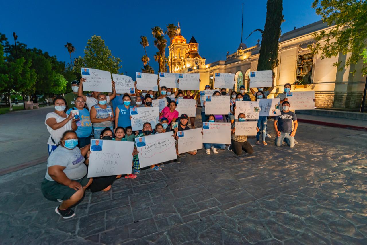$!Protesta de algunos amigos, conocidos y vecinos que hicieron en la plaza principal, exigiendo justicia para Eduardo Ramírez.
