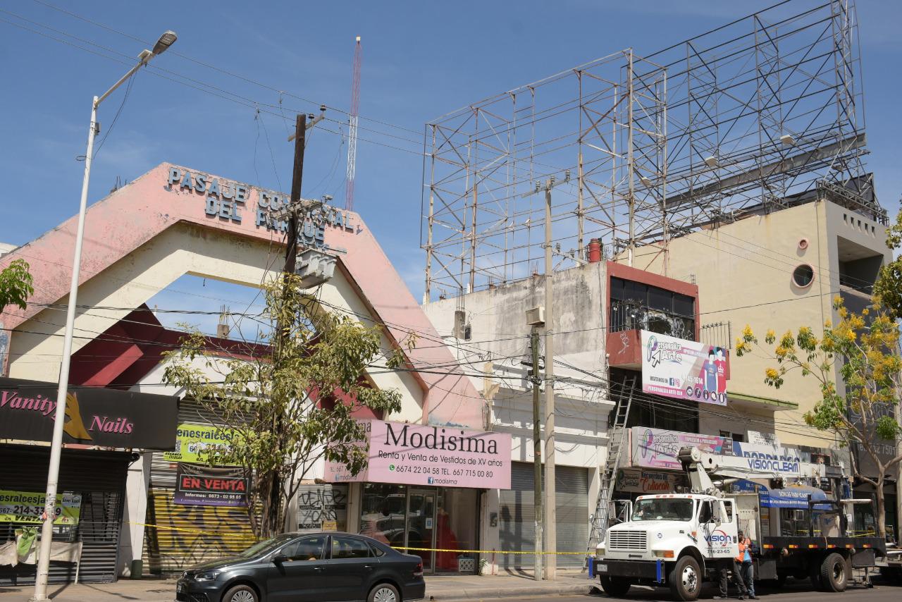 $!Por riesgo de desplome, retira Gobierno de Culiacán dos espectaculares del Centro