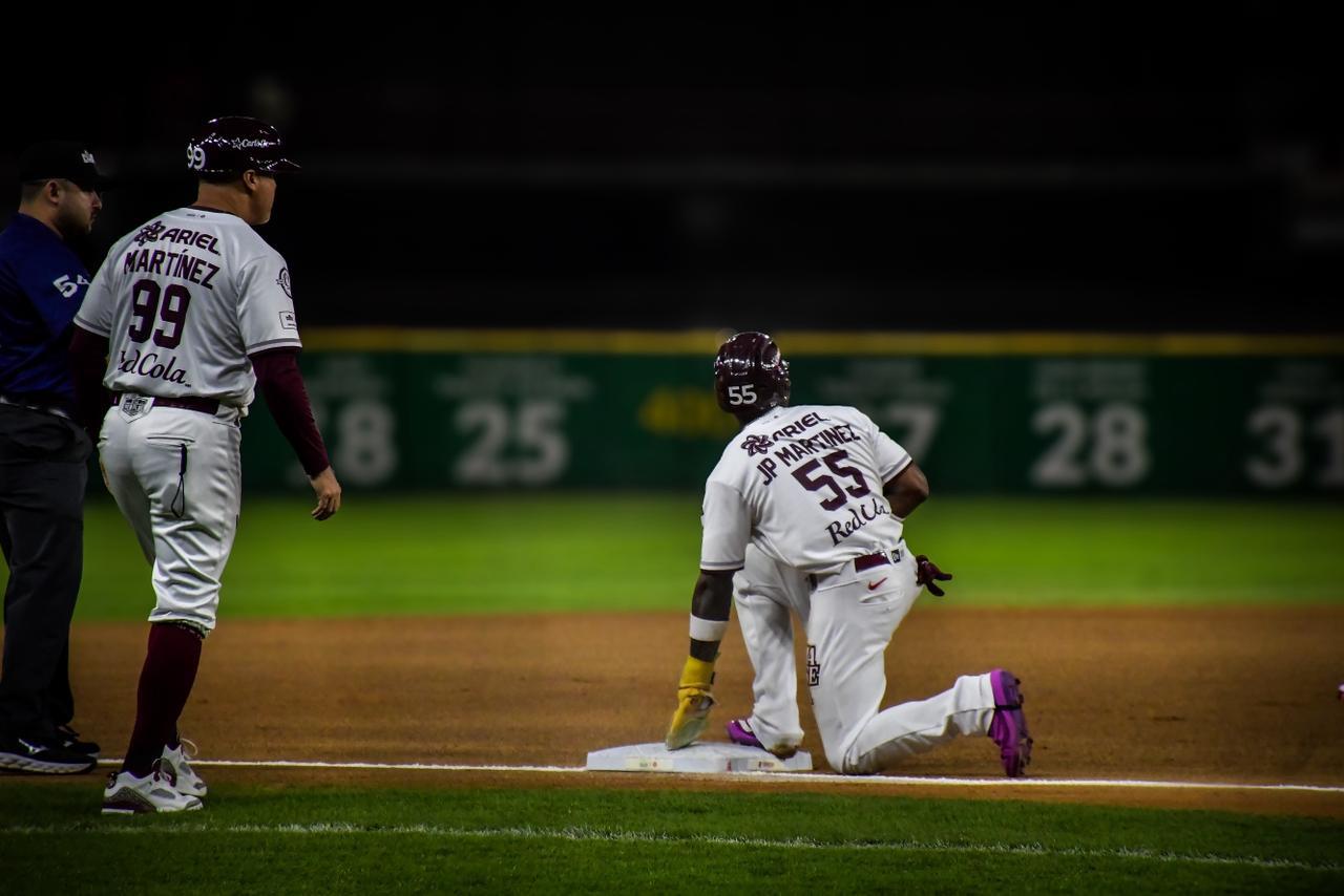 $!Tomateros empareja la Serie Navideña con poder guinda