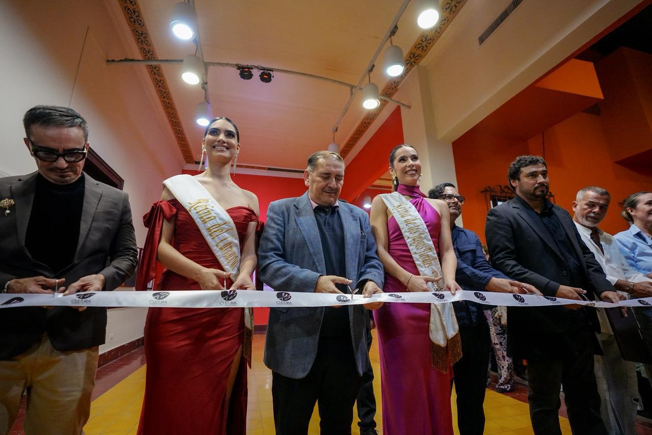 $!La inauguración de la exposición estuvo presidida por Oscar García Osuna, director general de Cultura Mazatlán, acompañado por Anahí I, Reina del Carnaval y Mariana I, electa Reina de los Juegos Florales.