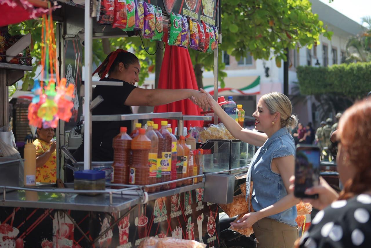 $!Acompañada de autoridades federales, Alcaldesa supervisa preparativos para el Grito de Independencia en Mazatlán