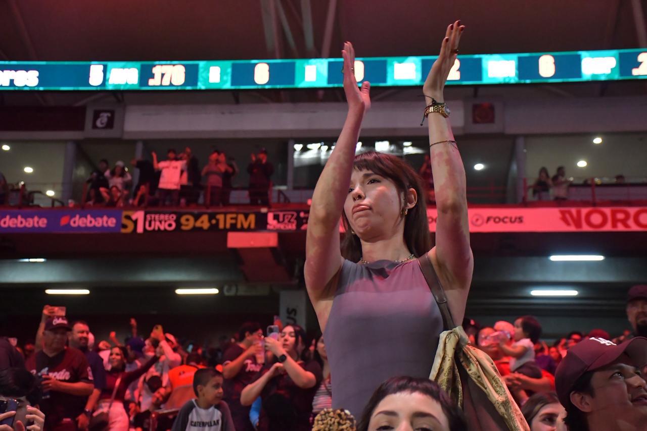 $!Tomateros empareja la Serie Navideña con poder guinda