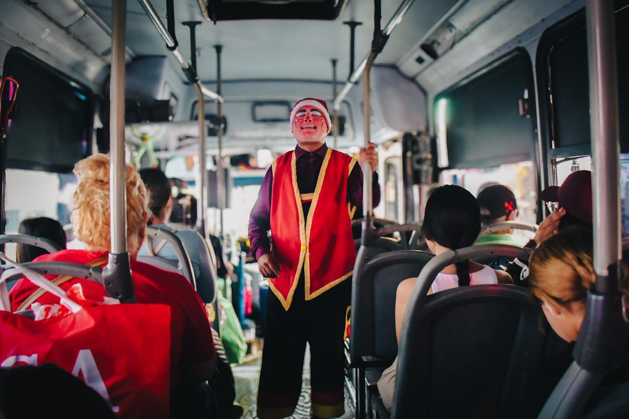 $!‘Corbatita’, el payaso que lleva sonrisas a los camiones de Culiacán