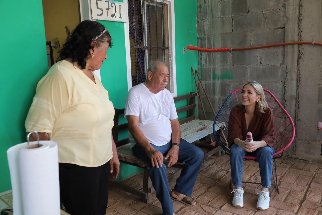 $!Evitando a la prensa, Estrella Palacios supervisa obra de pavimentación en Rincón de Mazatlán
