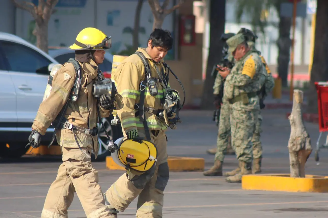 $!Son 5 personas las fallecidas en el incendio en plaza comercial en Los Mochis