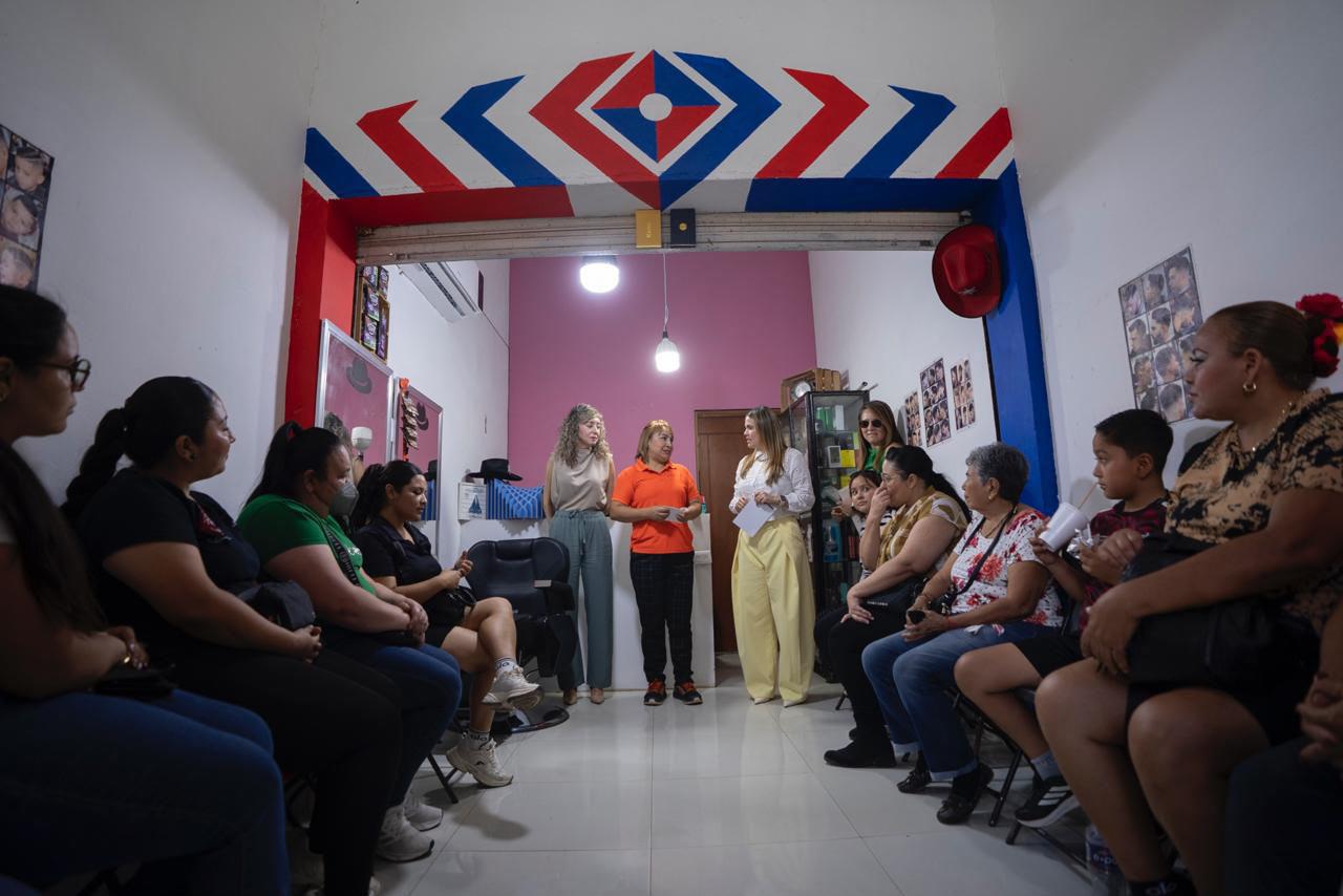 $!Gobierno de Culiacán entrega apoyos para 12 emprendedoras del Municipio