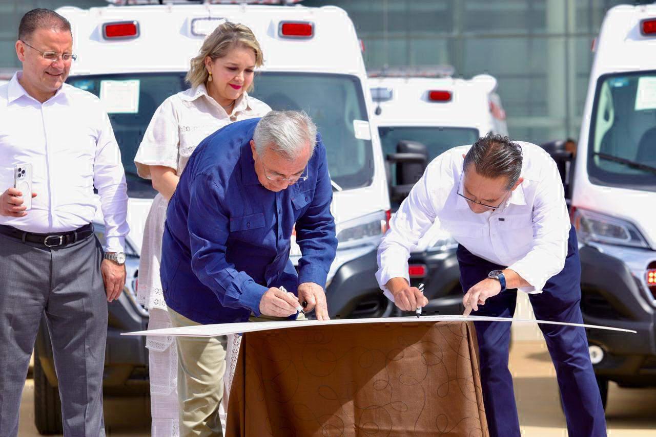 $!Entrega Beneficencia Pública Nacional 19 ambulancias y equipo a Sinaloa