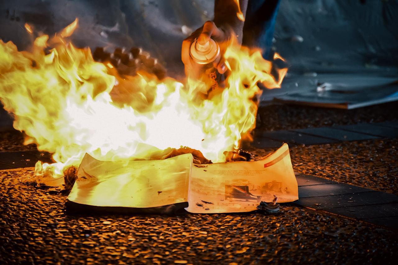 $!Revientan huevos y queman libros en Palacio de Gobierno durante protesta contra la reingeniería de la UAS