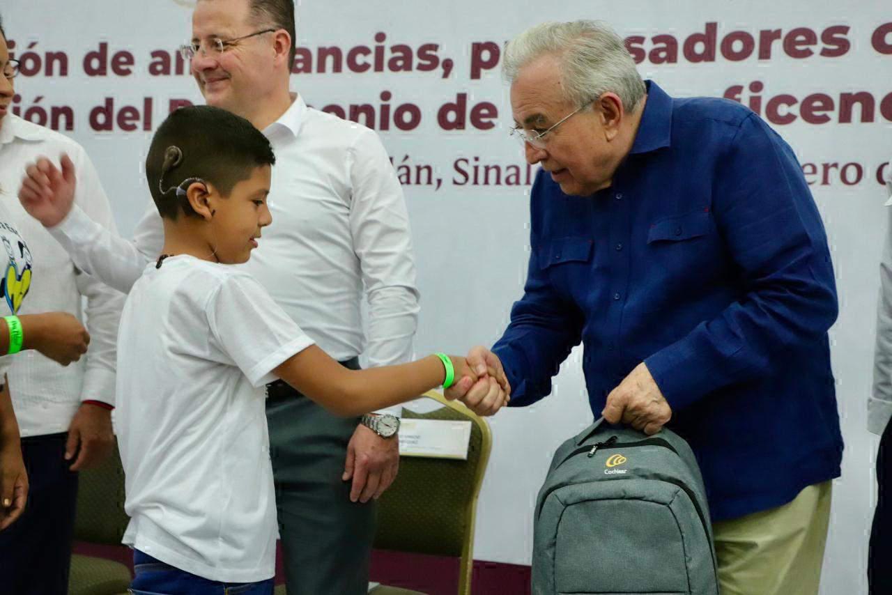 $!Entrega Beneficencia Pública Nacional 19 ambulancias y equipo a Sinaloa