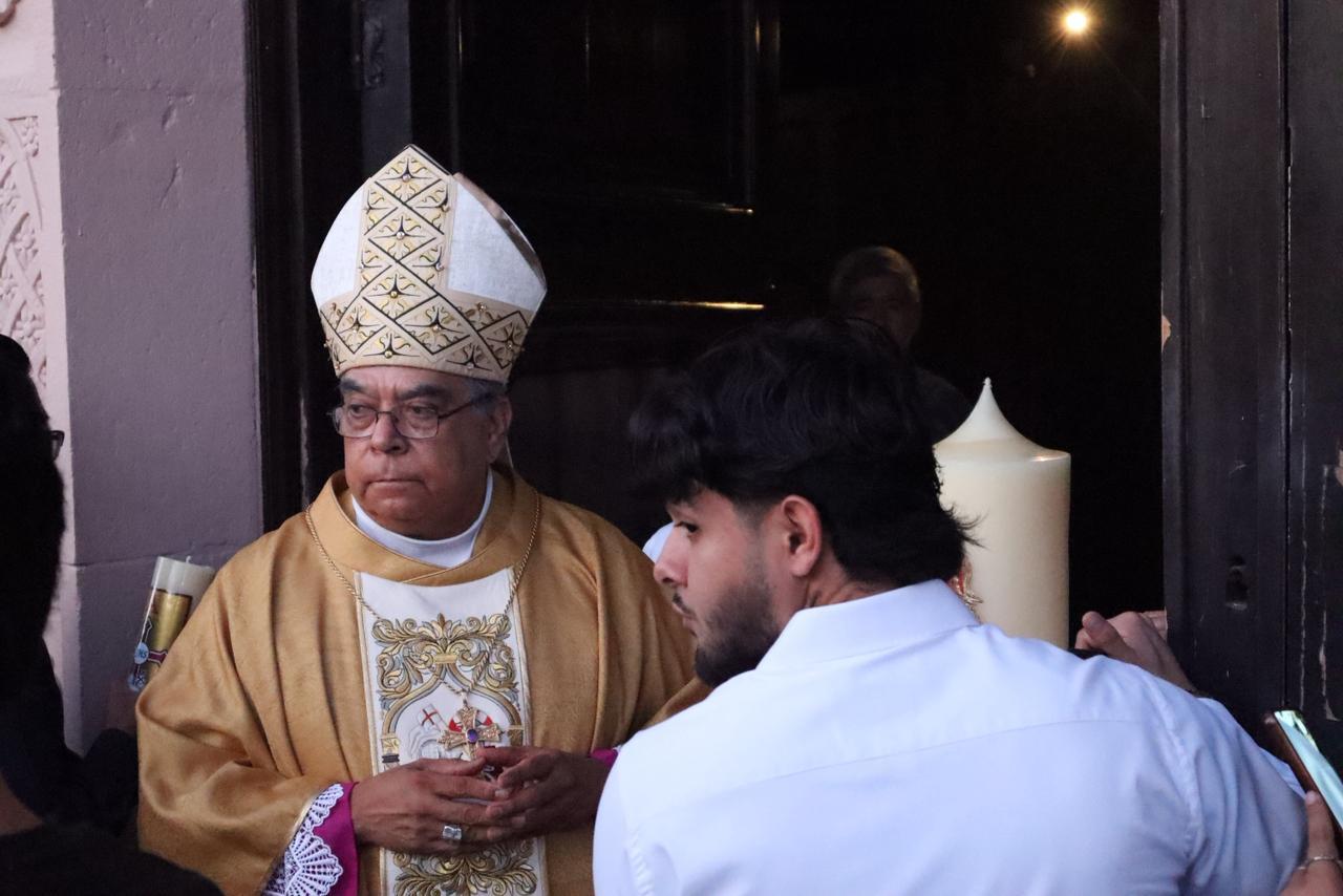 $!Celebran Vigilia Pascual en Catedral de Culiacán bajo el simbolismo de la luz